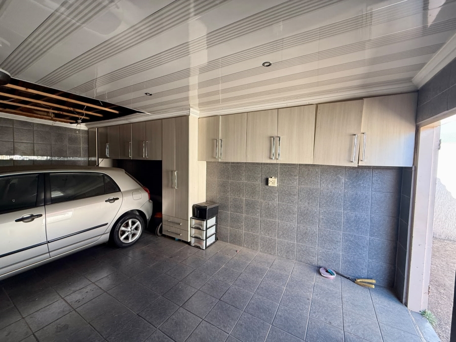 5 Bedroom Property for Sale in The Orchards Gauteng