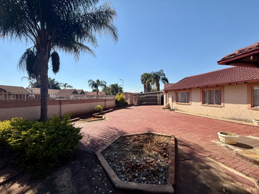 5 Bedroom Property for Sale in The Orchards Gauteng