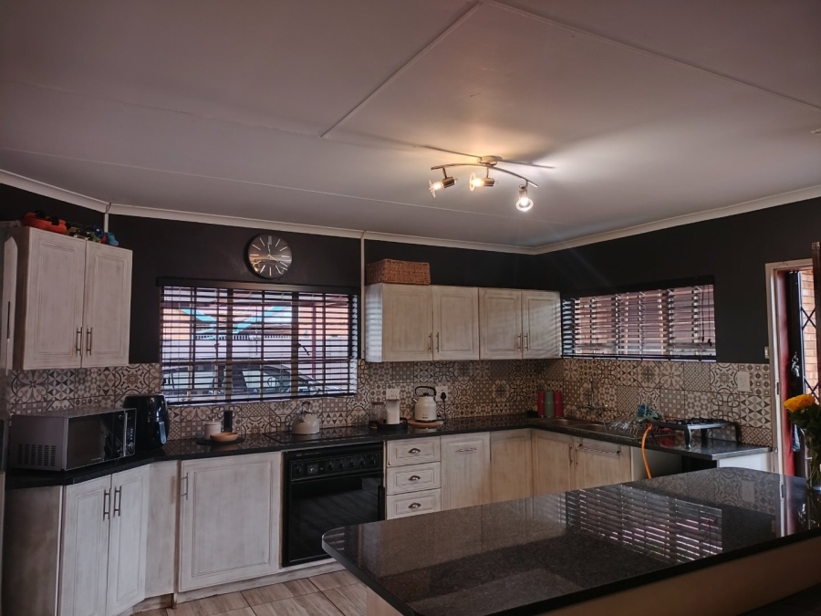 3 Bedroom Property for Sale in Dorandia Gauteng