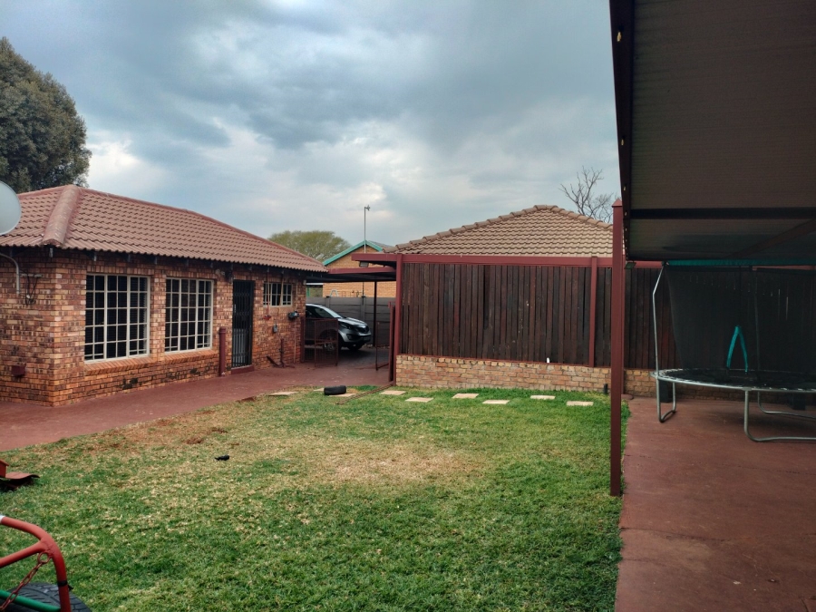 3 Bedroom Property for Sale in Dorandia Gauteng