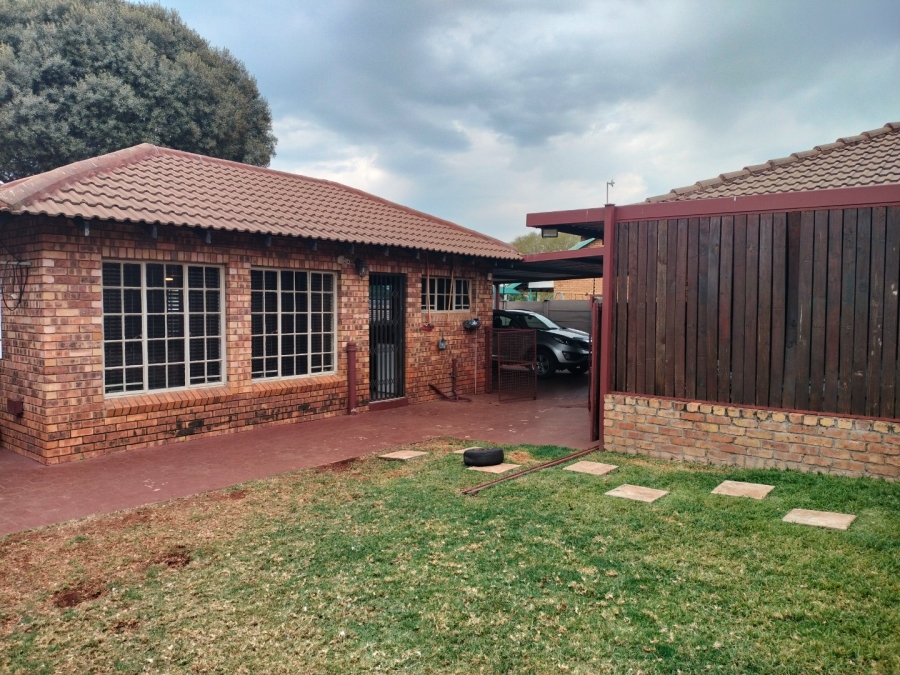 3 Bedroom Property for Sale in Dorandia Gauteng