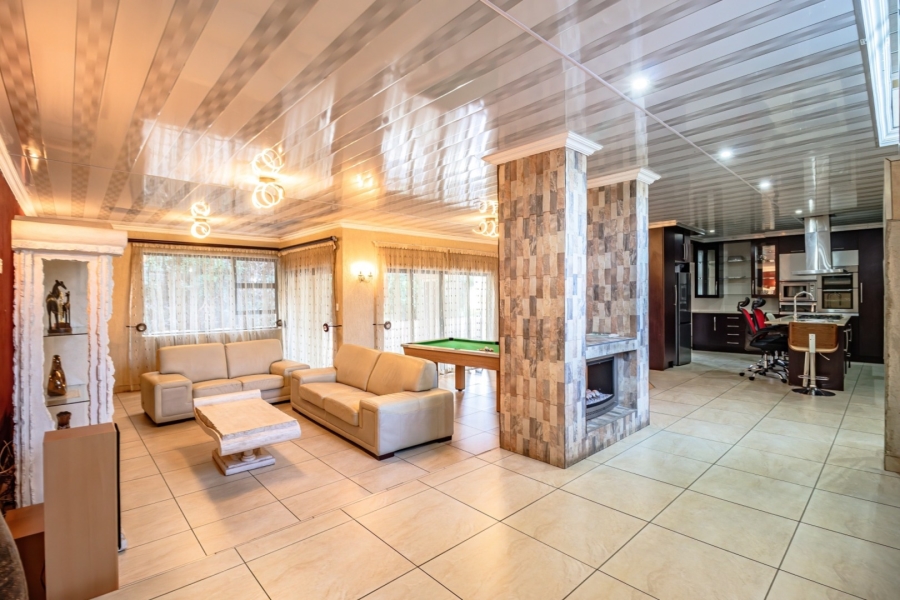 6 Bedroom Property for Sale in Edleen Gauteng