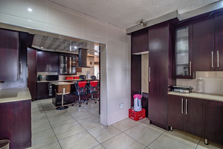 6 Bedroom Property for Sale in Edleen Gauteng