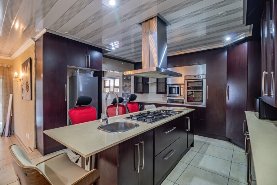 6 Bedroom Property for Sale in Edleen Gauteng