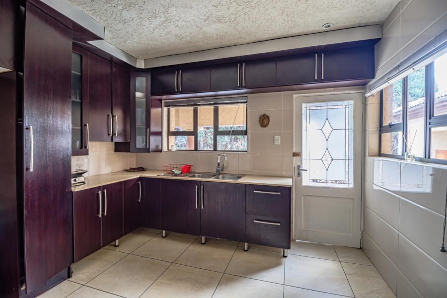 6 Bedroom Property for Sale in Edleen Gauteng