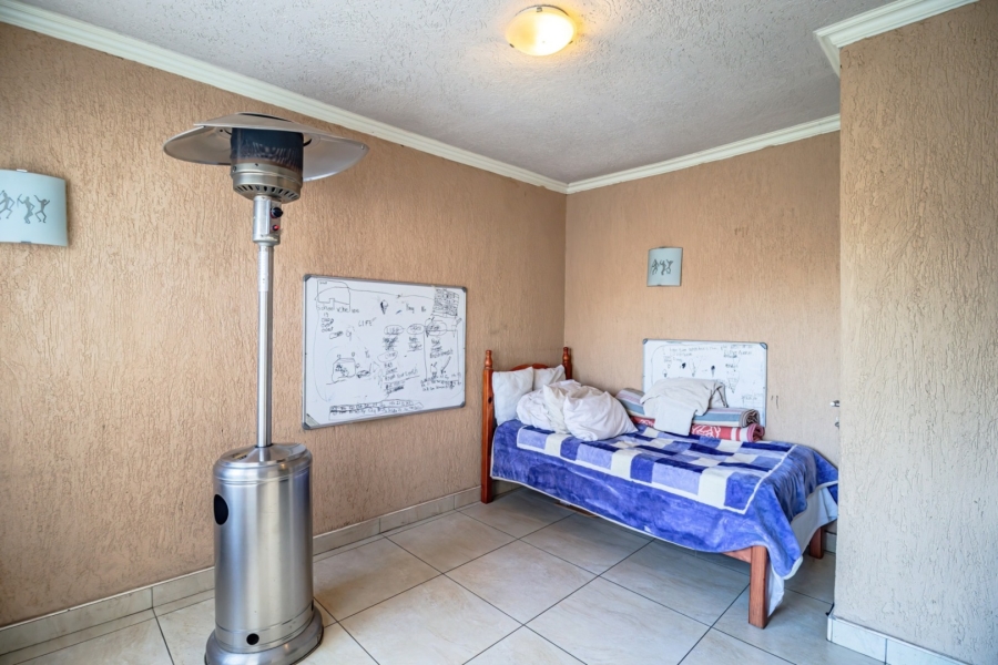 6 Bedroom Property for Sale in Edleen Gauteng
