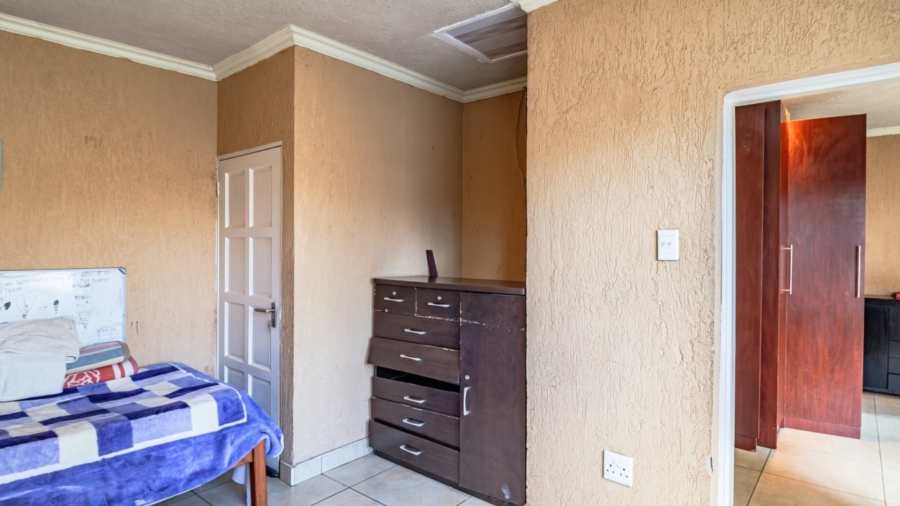 6 Bedroom Property for Sale in Edleen Gauteng