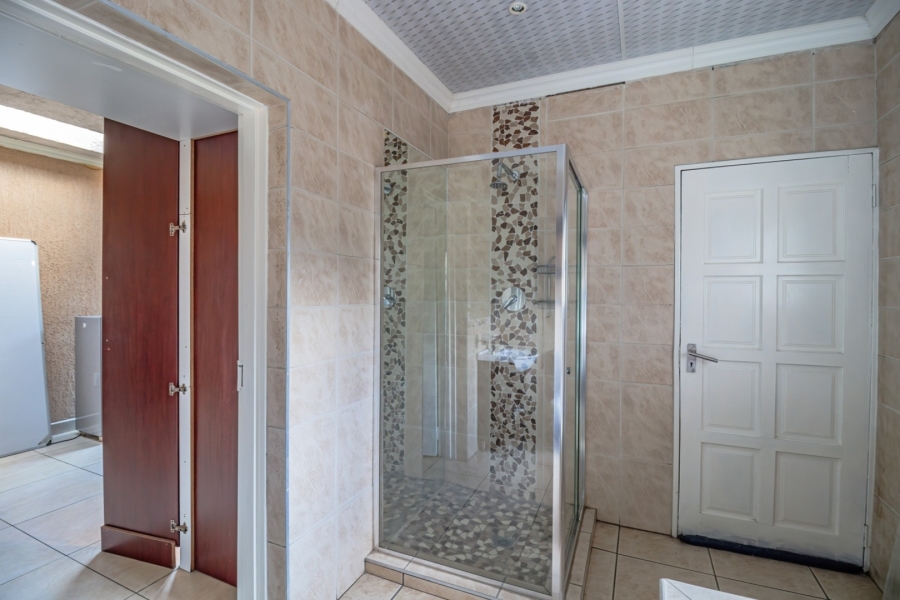 6 Bedroom Property for Sale in Edleen Gauteng
