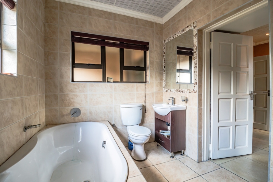 6 Bedroom Property for Sale in Edleen Gauteng