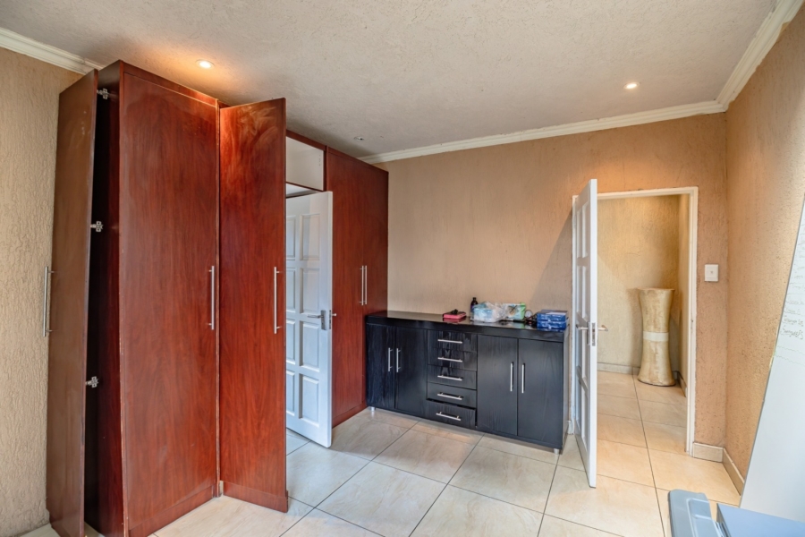 6 Bedroom Property for Sale in Edleen Gauteng