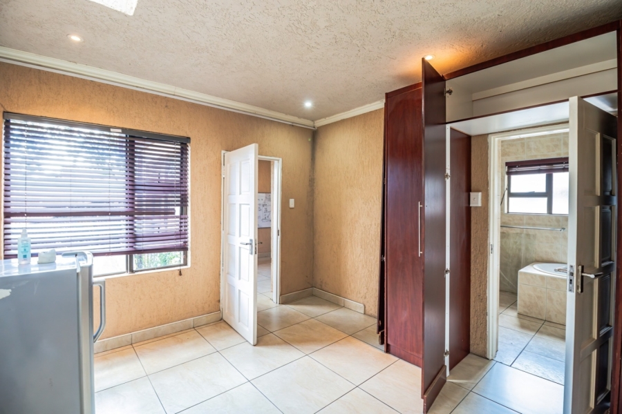 6 Bedroom Property for Sale in Edleen Gauteng