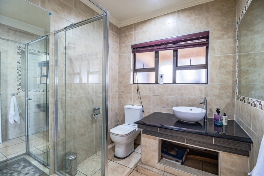 6 Bedroom Property for Sale in Edleen Gauteng