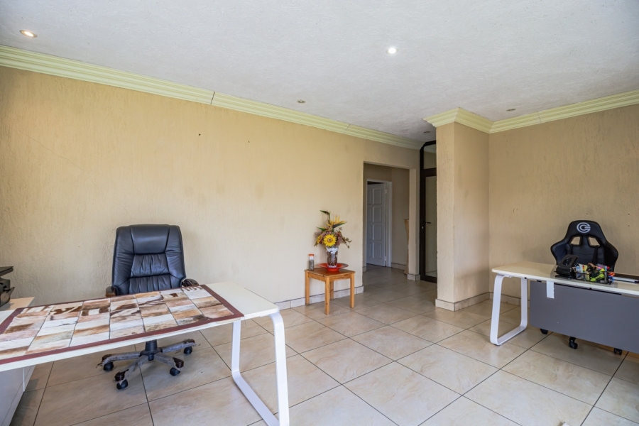 6 Bedroom Property for Sale in Edleen Gauteng