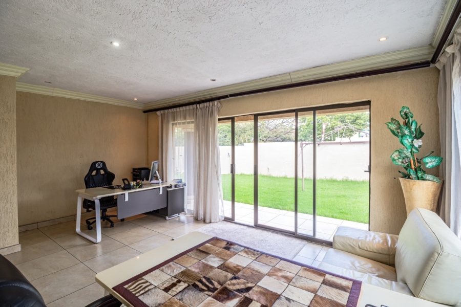 6 Bedroom Property for Sale in Edleen Gauteng