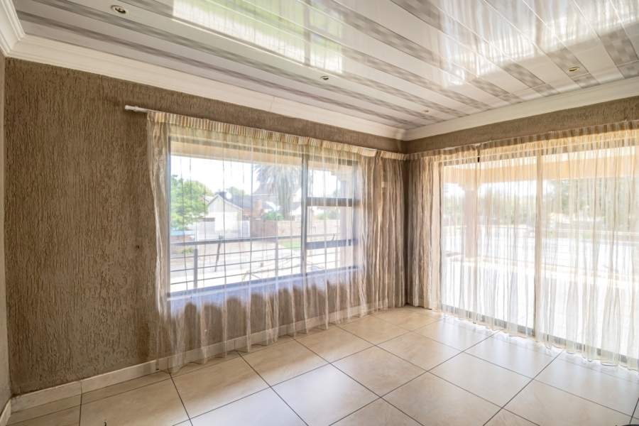 6 Bedroom Property for Sale in Edleen Gauteng