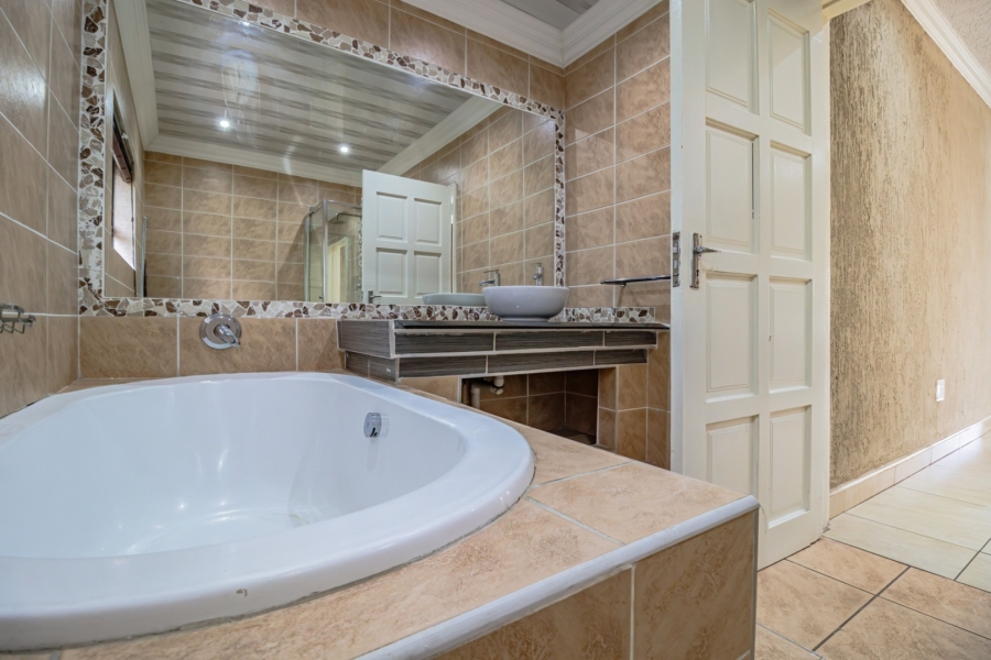 6 Bedroom Property for Sale in Edleen Gauteng