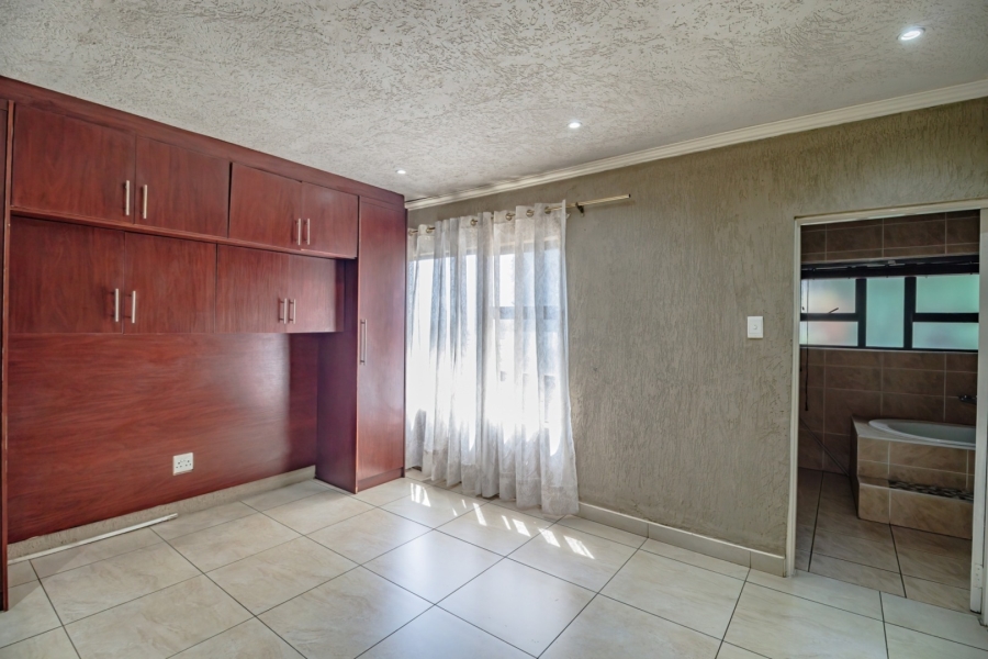 6 Bedroom Property for Sale in Edleen Gauteng
