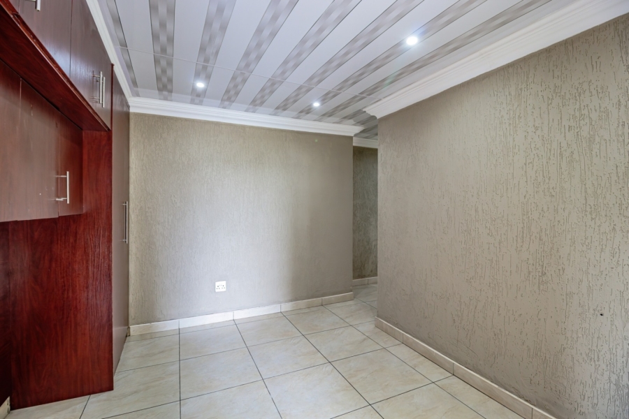 6 Bedroom Property for Sale in Edleen Gauteng