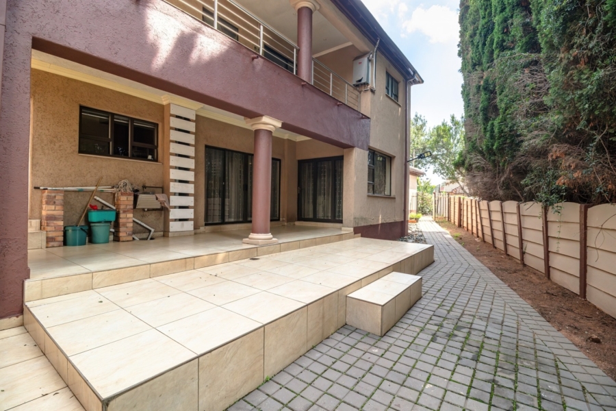 6 Bedroom Property for Sale in Edleen Gauteng