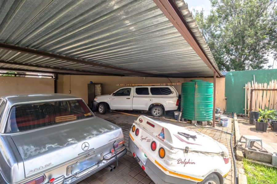 6 Bedroom Property for Sale in Edleen Gauteng