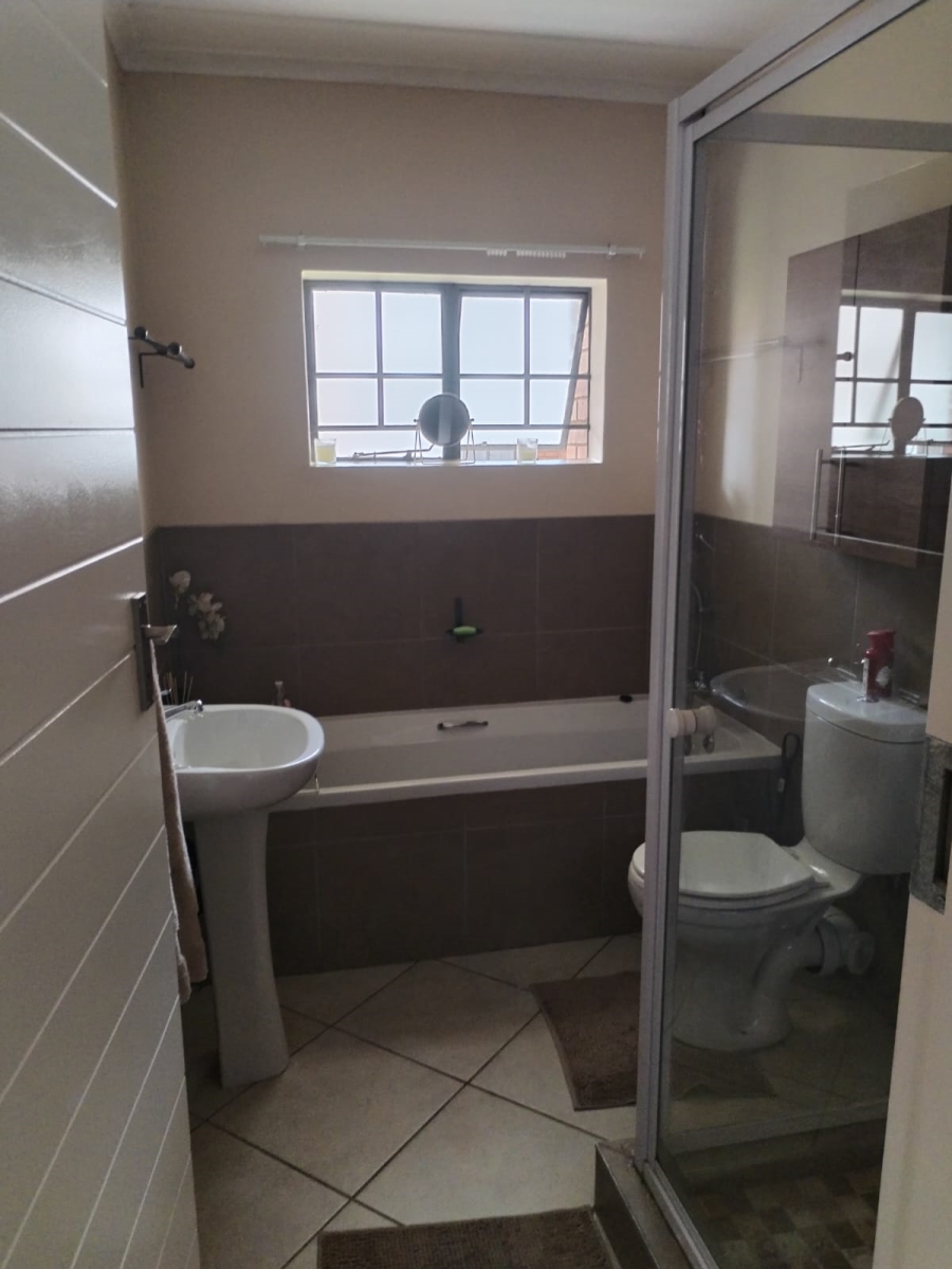 2 Bedroom Property for Sale in Noordwyk Gauteng