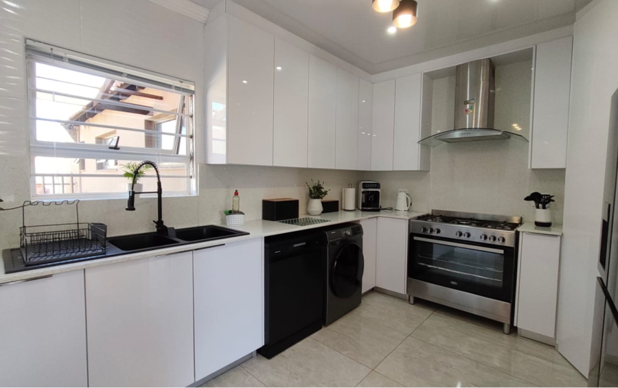 4 Bedroom Property for Sale in Brackendowns Gauteng