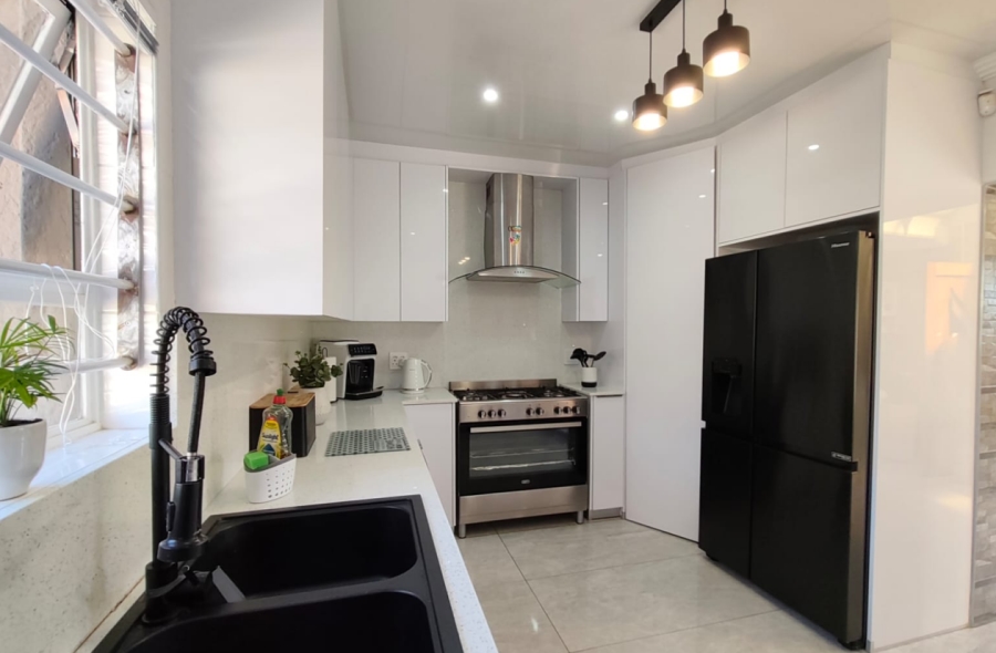 4 Bedroom Property for Sale in Brackendowns Gauteng