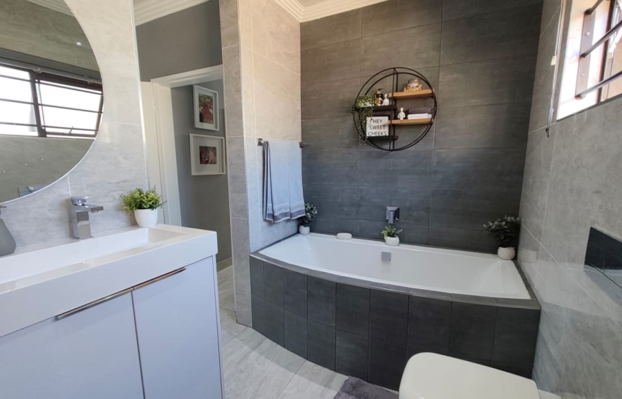 4 Bedroom Property for Sale in Brackendowns Gauteng