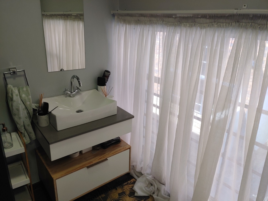 To Let 2 Bedroom Property for Rent in Braamfontein Gauteng