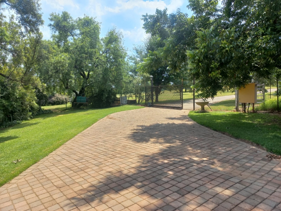 4 Bedroom Property for Sale in Hekpoort Gauteng