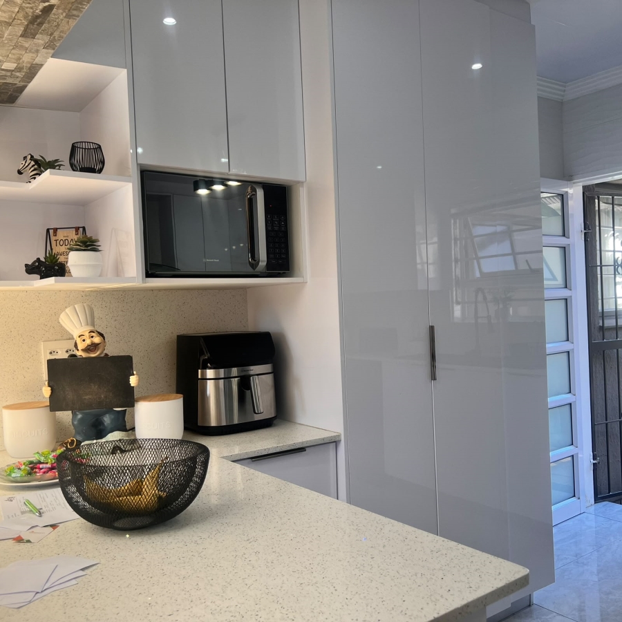 4 Bedroom Property for Sale in Brackendowns Gauteng