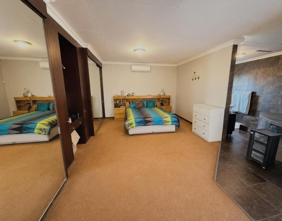 5 Bedroom Property for Sale in Golf Park Gauteng