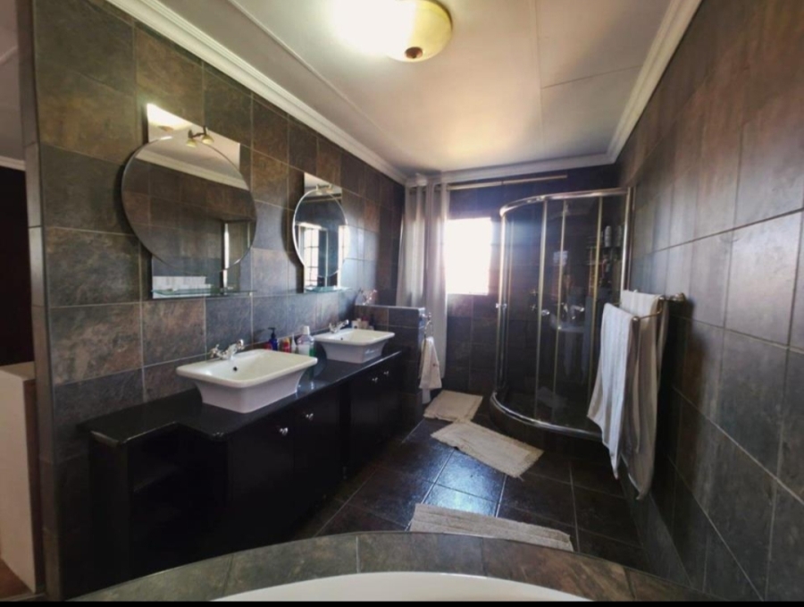 5 Bedroom Property for Sale in Golf Park Gauteng