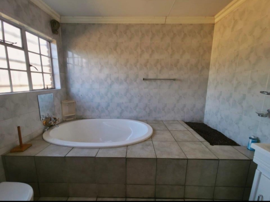 5 Bedroom Property for Sale in Golf Park Gauteng
