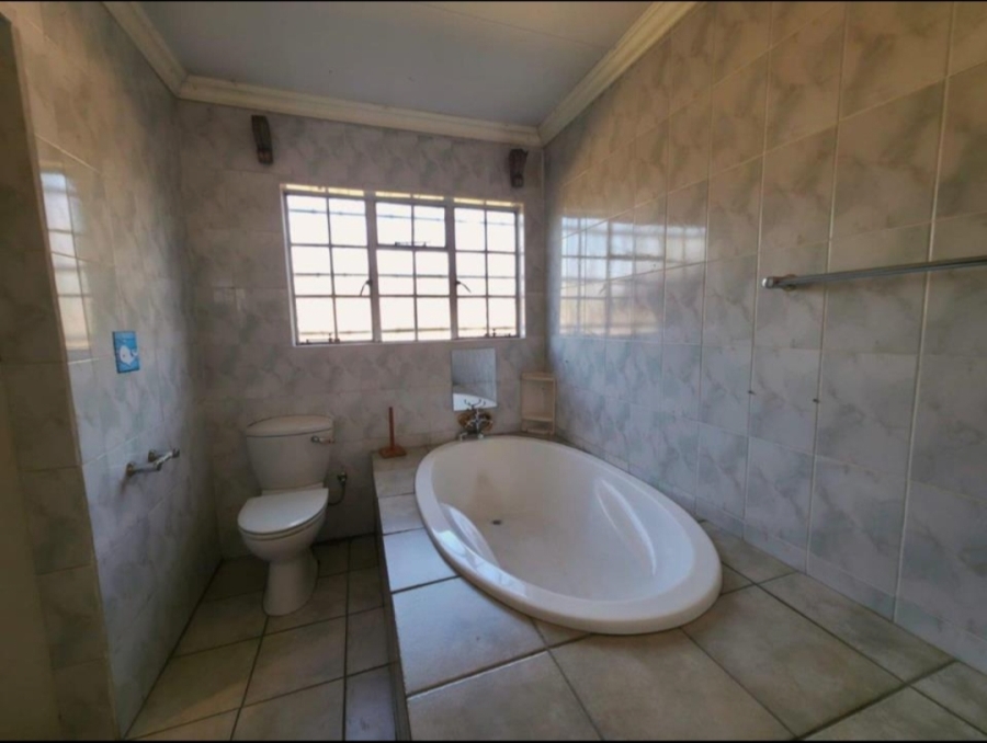 5 Bedroom Property for Sale in Golf Park Gauteng