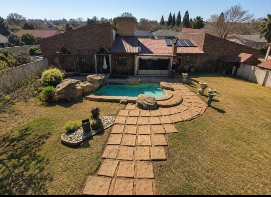 5 Bedroom Property for Sale in Golf Park Gauteng