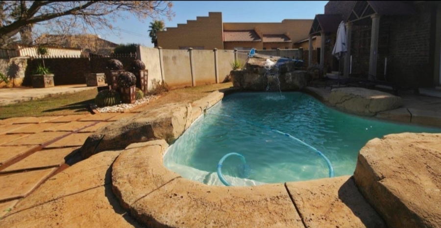 5 Bedroom Property for Sale in Golf Park Gauteng