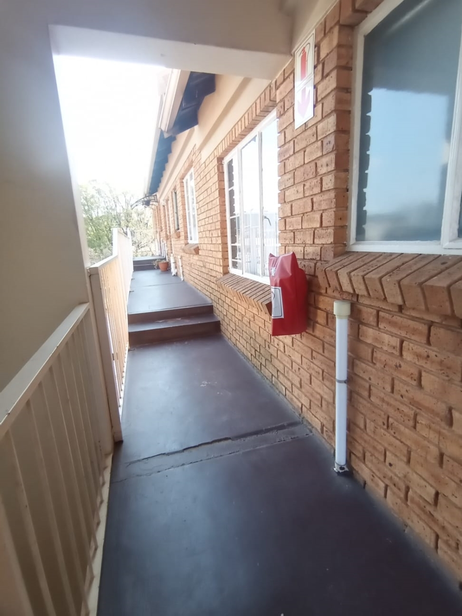 To Let 2 Bedroom Property for Rent in Kenmare Gauteng