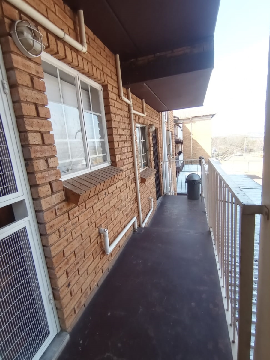 To Let 2 Bedroom Property for Rent in Kenmare Gauteng