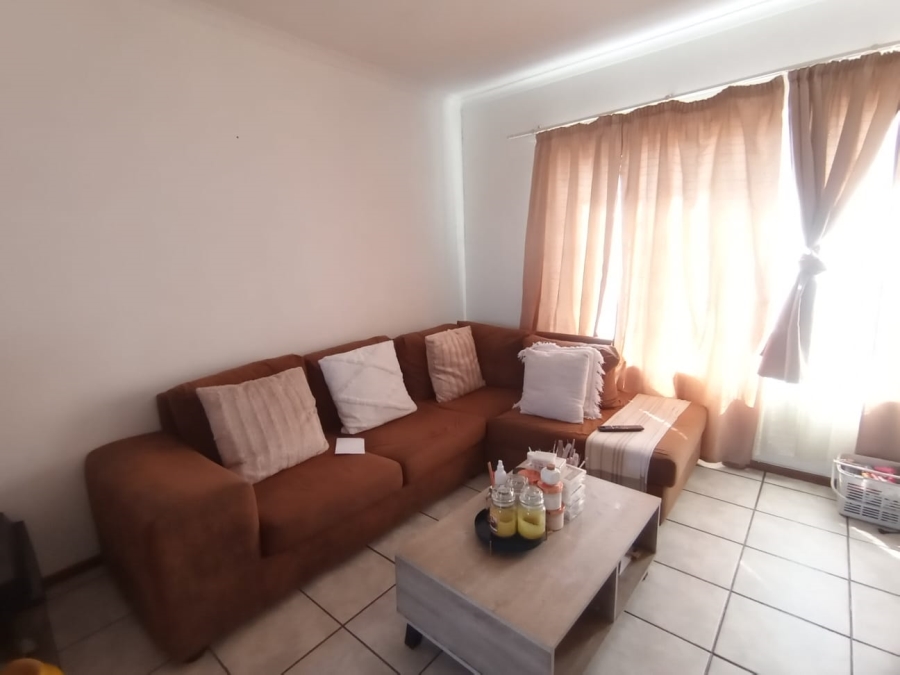 To Let 2 Bedroom Property for Rent in Kenmare Gauteng