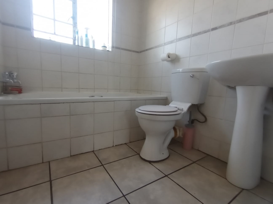 To Let 2 Bedroom Property for Rent in Kenmare Gauteng