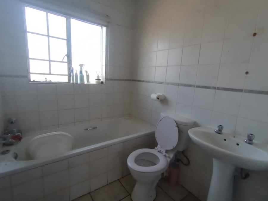 To Let 2 Bedroom Property for Rent in Kenmare Gauteng