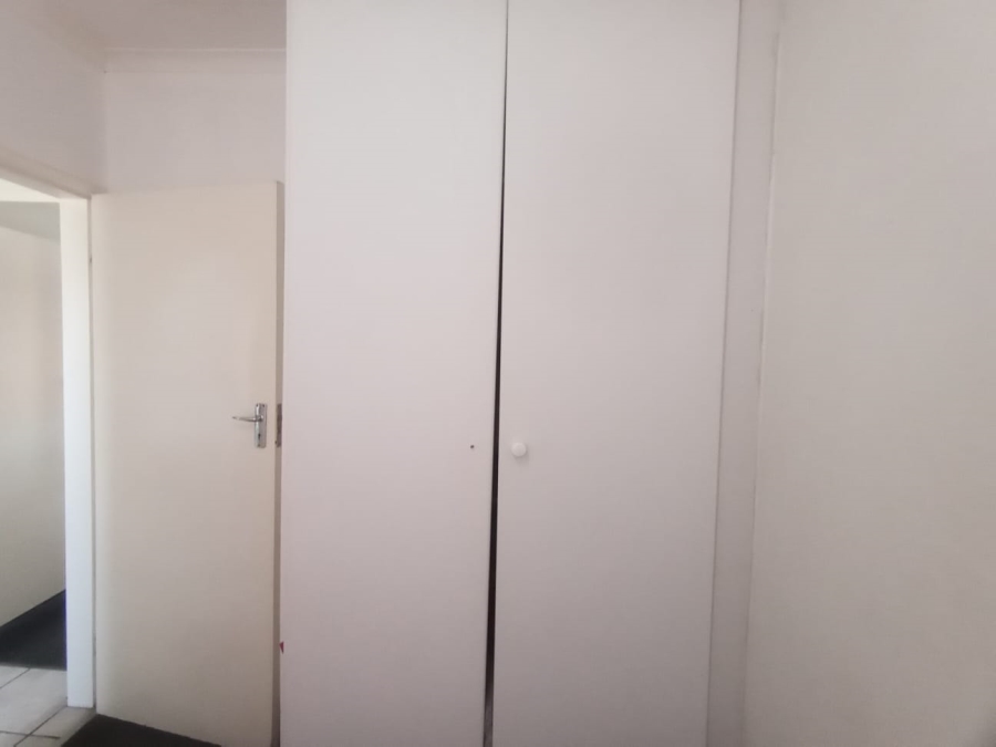 To Let 2 Bedroom Property for Rent in Kenmare Gauteng