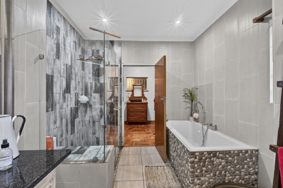 4 Bedroom Property for Sale in Waverley Gauteng