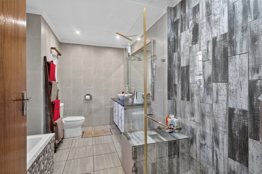 4 Bedroom Property for Sale in Waverley Gauteng