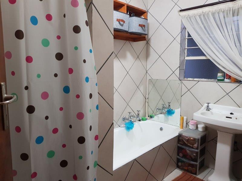 To Let 2 Bedroom Property for Rent in Mondeor Gauteng