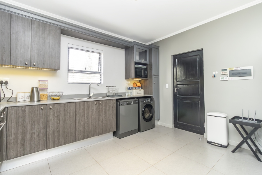To Let 2 Bedroom Property for Rent in Bryanston Gauteng