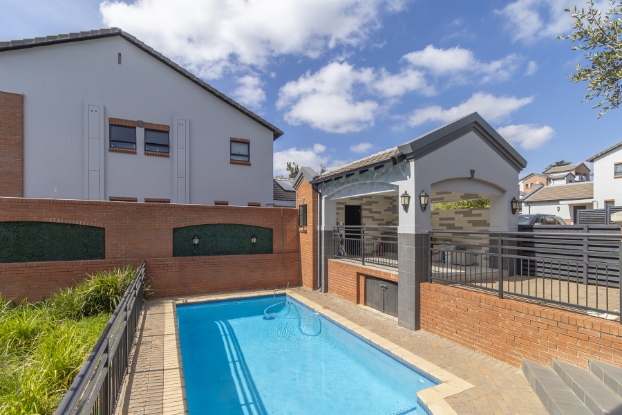 To Let 2 Bedroom Property for Rent in Bryanston Gauteng