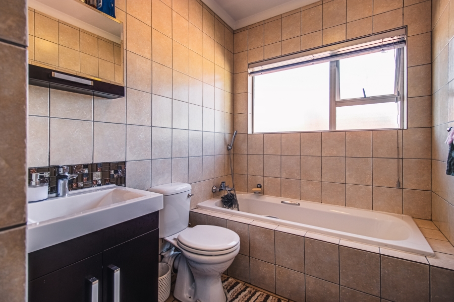 3 Bedroom Property for Sale in Glen Marais Gauteng
