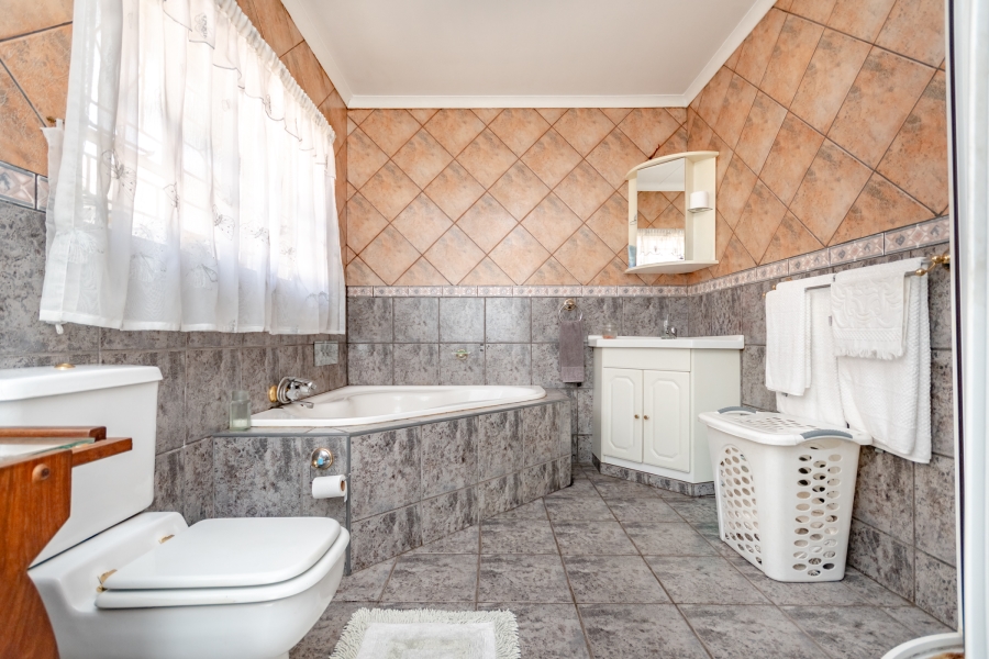 4 Bedroom Property for Sale in Glen Marais Gauteng
